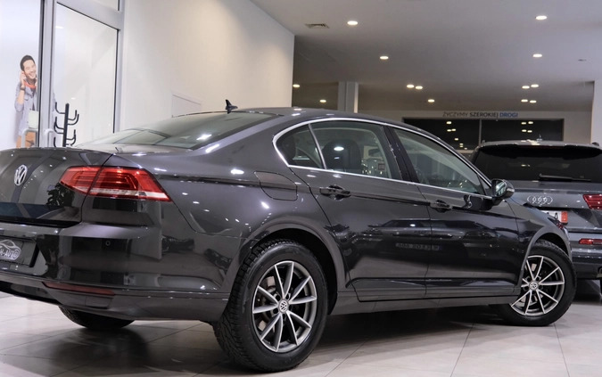 Volkswagen Passat cena 67800 przebieg: 240000, rok produkcji 2018 z Wołomin małe 704